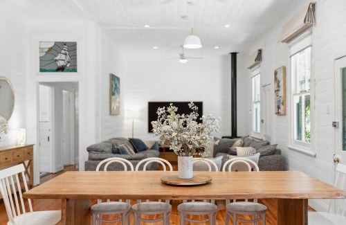 St Leonards Casa | Charming Heritage Haven 'Ye Olde St Leonards Hotel' 3 Bedroom, Pet Friendly, Fire Place, Free Wifi & Netflix, Walk to Beach & Shops