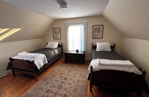 Warren Otro | Charming & historic 5-bedroom farmhouse nestled in the heart of Midcoast Maine.