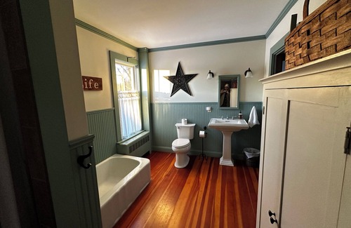 Warren Otro | Charming & historic 5-bedroom farmhouse nestled in the heart of Midcoast Maine.