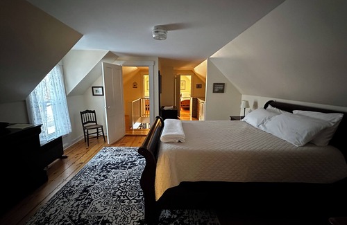 Warren Otro | Charming & historic 5-bedroom farmhouse nestled in the heart of Midcoast Maine.