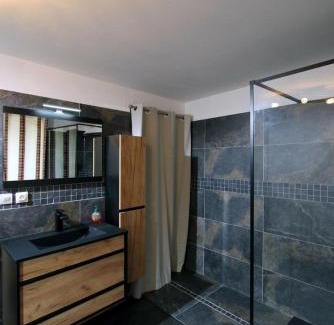 Leynhac Apartamento | Charming historic gem with modern flair in Leynhac