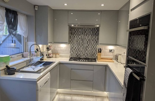 Leigh Casa | Charming Home Office x2 Living Rooms Driveway Parking