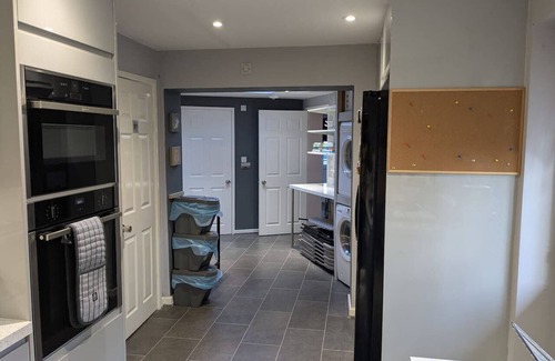 Leigh Casa | Charming Home Office x2 Living Rooms Driveway Parking