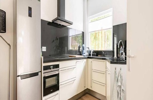 Ijsselmonde Casa | Hermosa casa de vacaciones en Poortugaal con jardín