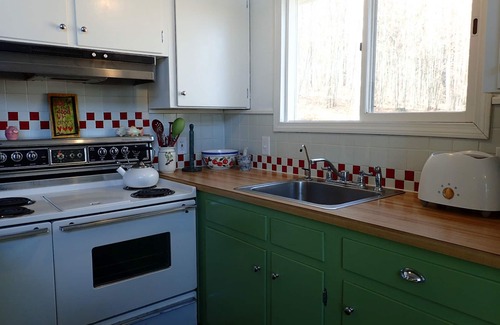 Elkins Casa | Encantadora casa frente al prístino Pleasant Lake, New London