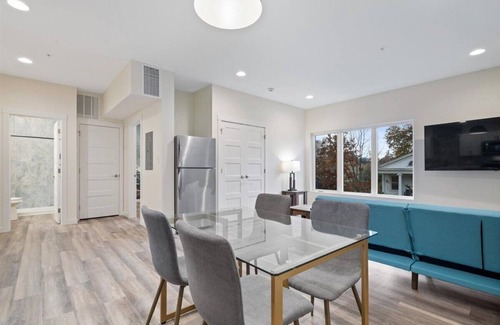 Evansville Apartamento | Charming hotel suite in enchanting Evansville with AC, WiFi & parking