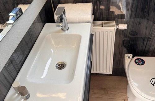 Offingawier Alquiler De Eote | Charming Houseboat in Friesland