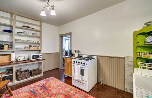 La Conner Casa | Charming La Conner Vacation Home w/ Fireplace!