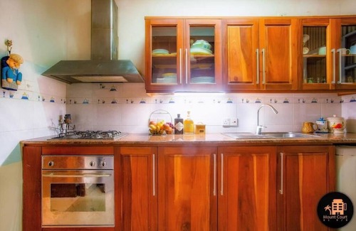 Mount Lavinia Apartamento | Charming 3-Bedroom Apartment on the Beach-side with AC and WiFi in Mount Lavinia