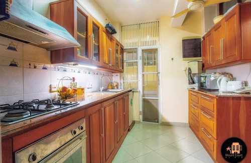 Mount Lavinia Apartamento | Charming 3-Bedroom Apartment on the Beach-side with AC and WiFi in Mount Lavinia