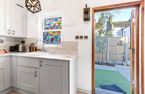 Harringay Apartamento | Charming Log Cabin with Hot Tub and Grill