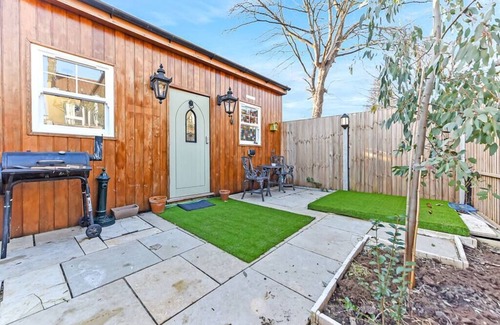 Harringay Apartamento | Charming Log Cabin with Hot Tub and Grill