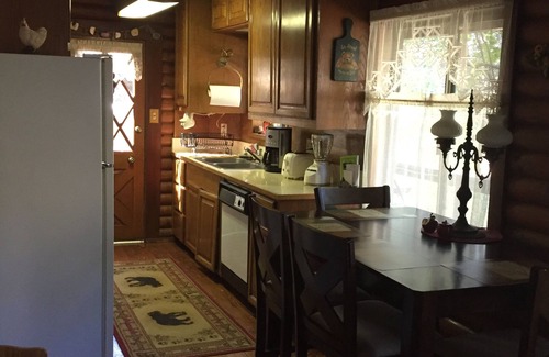 Pine Valley Cabina | Encantadora cabaña de madera rodeada por las colinas del bosque nacional de Cleveland