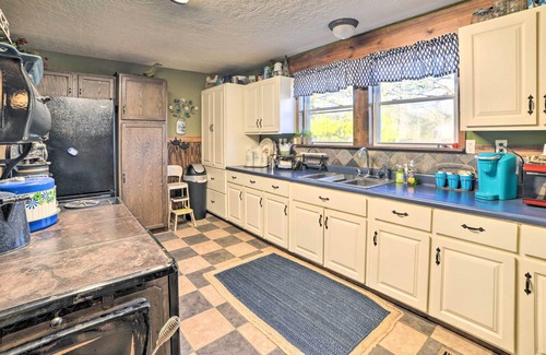 Como Casa | Charming McKenzie Farmhouse w/ Fire Pit!