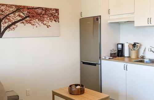 Regional District of Nanaimo Casa | Charming & modern corner suite - lovely ocean views in peaceful Lantzville