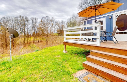 Andersonville Cabaña | Charming mountain-view cottage with golf nearby, firepit & W/D - dog-friendly