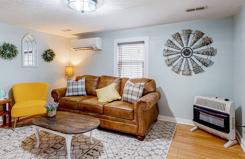 Andersonville Cabaña | Charming mountain-view cottage with golf nearby, firepit & W/D - dog-friendly