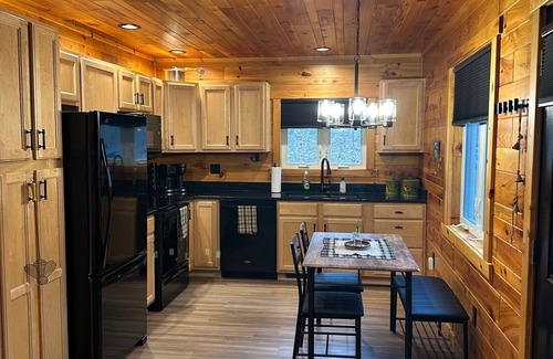 Champion Cabina | Charming, NEWLY Renovated, 3 Bedroom Cabin by the Creek, Minutes from 7 Springs