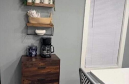 Taylorville Casa | Charming Oasis 2-bedroom house with AC, WiFi in small town Taylorville