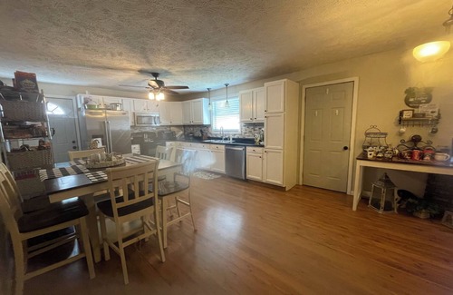 Energy Casa | Charming pet friendly 3-bedroom 2 Bath house with WiFi, AC in fabulous Energy.
