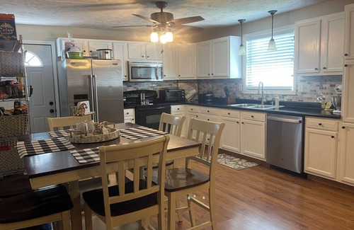 Energy Casa | Charming pet friendly 3-bedroom 2 Bath house with WiFi, AC in fabulous Energy.