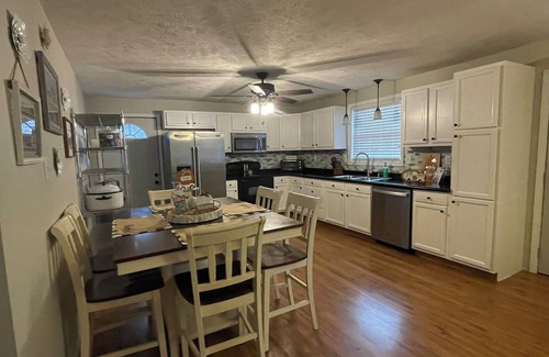 Energy Casa | Charming pet friendly 3-bedroom 2 Bath house with WiFi, AC in fabulous Energy.