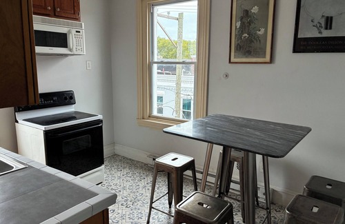 Olde Kensington Apartamento | Charming Philadelphia 2-bedroom Tower Suite nestled among Fairmount Park.