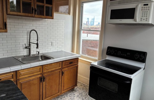 Olde Kensington Apartamento | Charming Philadelphia 2-bedroom Tower Suite nestled among Fairmount Park.