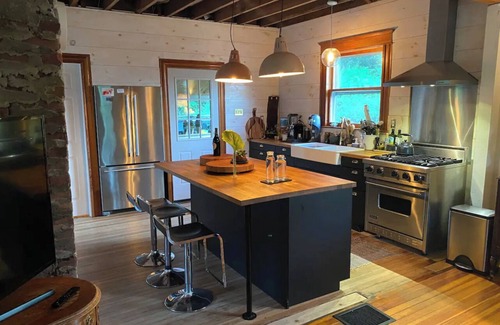 Damascus Otro | Charming Riverside Retreat Getaway with Scenic Views