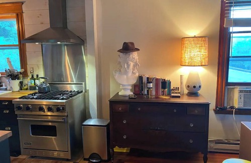 Damascus Otro | Charming Riverside Retreat Getaway with Scenic Views