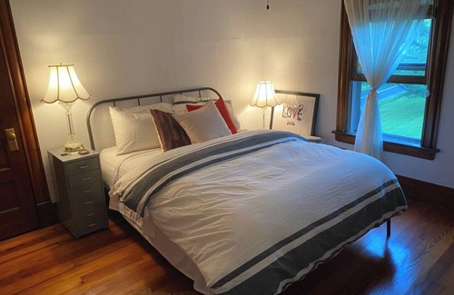 Damascus Otro | Charming Riverside Retreat Getaway with Scenic Views