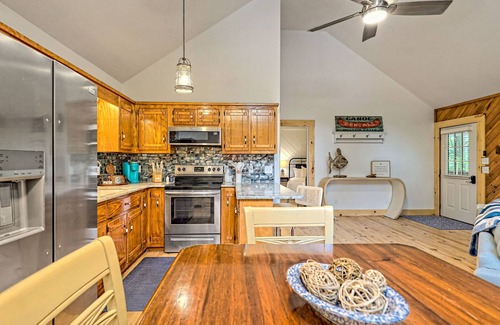 Blairsville Cabina | Charming, single-level cabin with a gas fireplace plus forest & mountain view