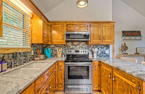 Blairsville Cabina | Charming, single-level cabin with a gas fireplace plus forest & mountain view