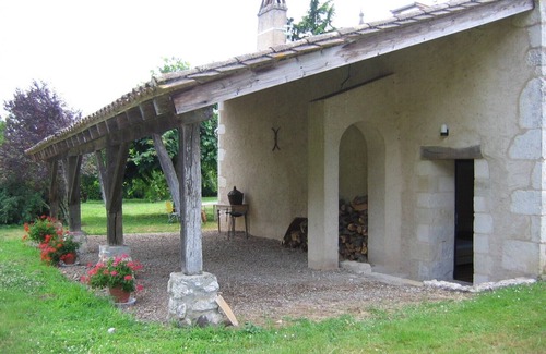 Montcaret Casa | Casa de piedra con Encanto XIX servicios hermosa piscina, jardín, patio.