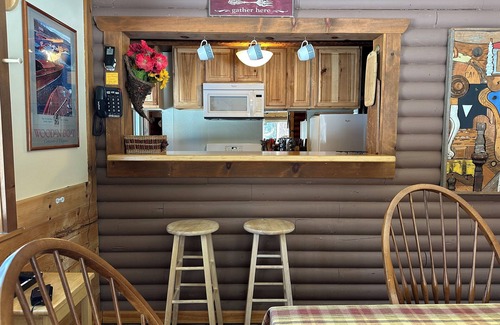 Tahoe Pines Cabina | Cozy Tahoe Pines Log Cabin: Acceso fácil, Se admiten perros, cuadras a la playa y senderos.