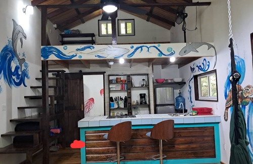 Carenero Island Cabaña | Charming Tiny House, 1 minute walk to surf and beaches, peaceful.