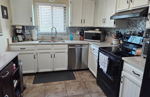 Colonia De Los Alamos Casa | Charming townhome with AC in Green Valley. Utilities and wireless WI-FI incl.