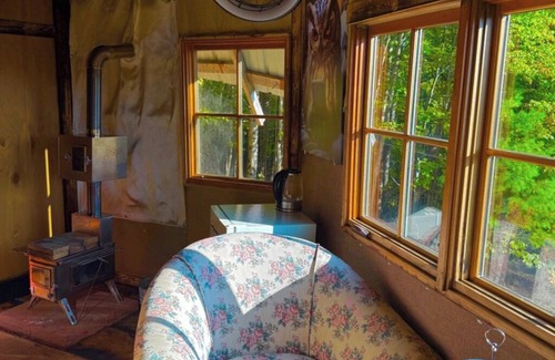 Braintree Cabina | Charming TREEHOUSE in remote location