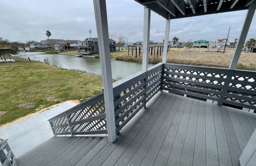 Hitchcock Casa | Charming tuck away waterfront home
