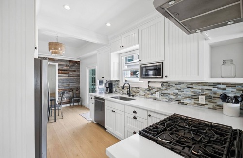 Balboa Island Cabaña | Charming Updated Canal Front 3 Bedroom Cottage