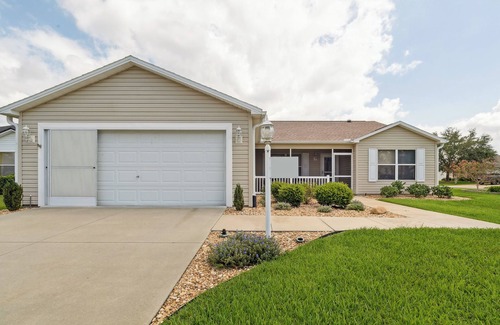 Lynnhaven Cabaña | Charming Villages Home w/ Lanai & Golf Cart!