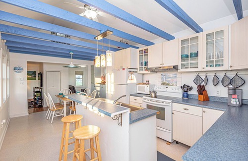 Fishing Creek Otro | Charming Waterfront Farmhouse 10 minutes from Blackwater NWR - Pet Friendly