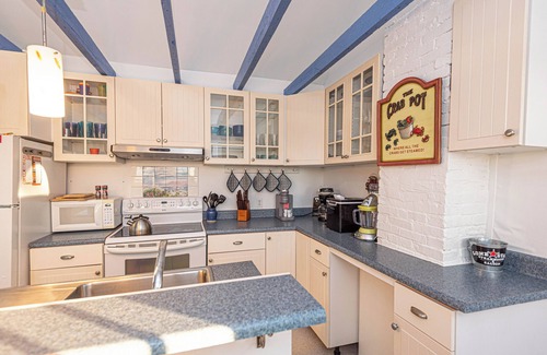 Fishing Creek Otro | Charming Waterfront Farmhouse 10 minutes from Blackwater NWR - Pet Friendly