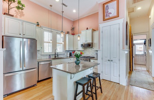 Wilmington Cabaña | Charming Wilmington Cottage - Walk to Downtown!
