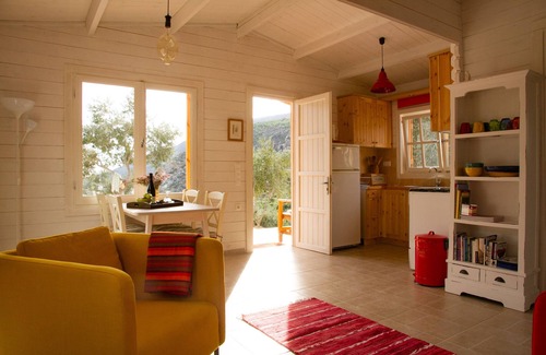 Agía Eiríni Cabina | Encantadora Eco-Casa de madera en la naturaleza virgen que rodea Sougia