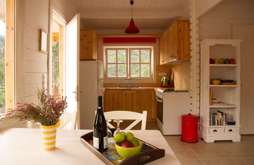 Agía Eiríni Cabina | Encantadora Eco-Casa de madera en la naturaleza virgen que rodea Sougia