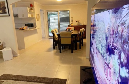 South Penrith Casa | Cheerful 3 bedroom house with free parking