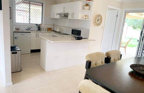 South Penrith Casa | Cheerful 3 bedroom house with free parking