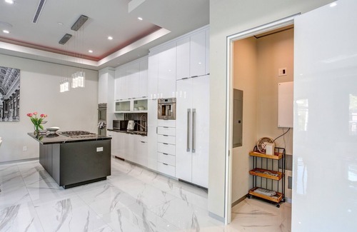 Tamalpais-Homestead Valley Villa | Cheerful 3-bedroom villa with indoor fireplace