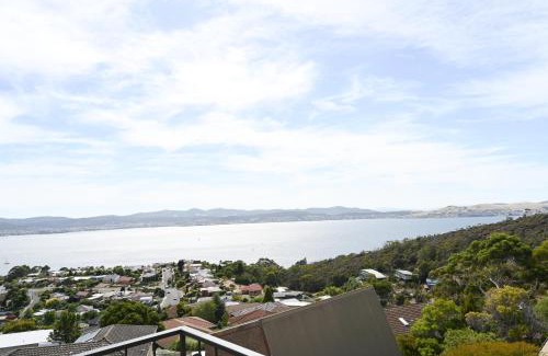 Sandy Bay Casa | Cheerful 3 bedrooms home with Sea View